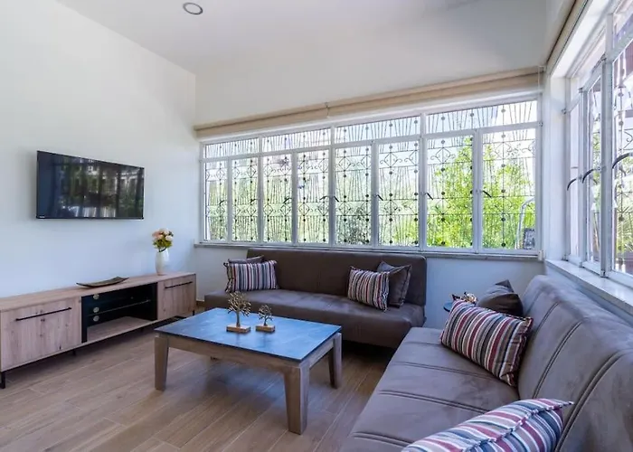 Verdant 1-bedroom In Apartment *